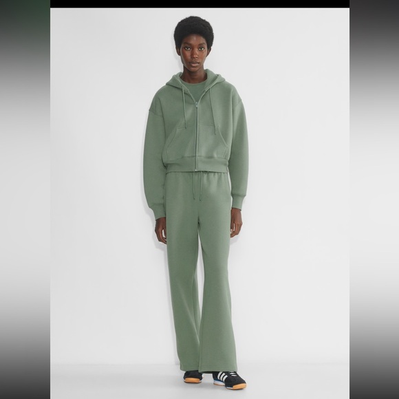 Cozy Fleece Perfect Banded Wide Sweatpant aritzia - Picture 1 of 3